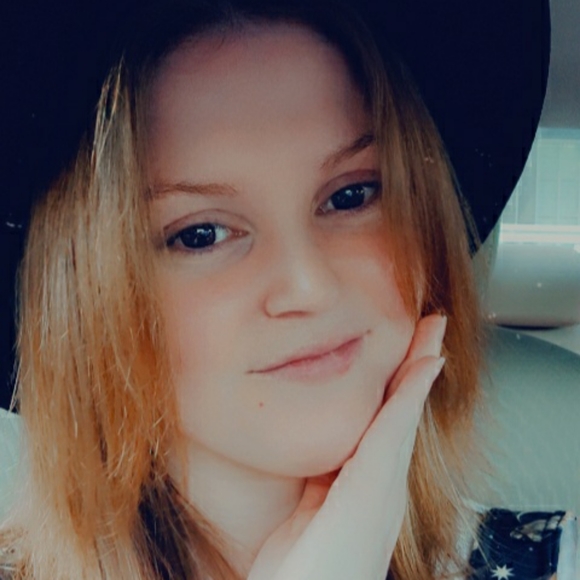 Meet your Posher, Caitlin - Picture 1 of 3